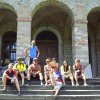Uśmiechnięci cykliści pod pałacem w Pilicy