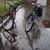 Bidne rowery pod sklepem