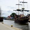 Statek piracki na Wieprzy (w tle most rozsuwany) 